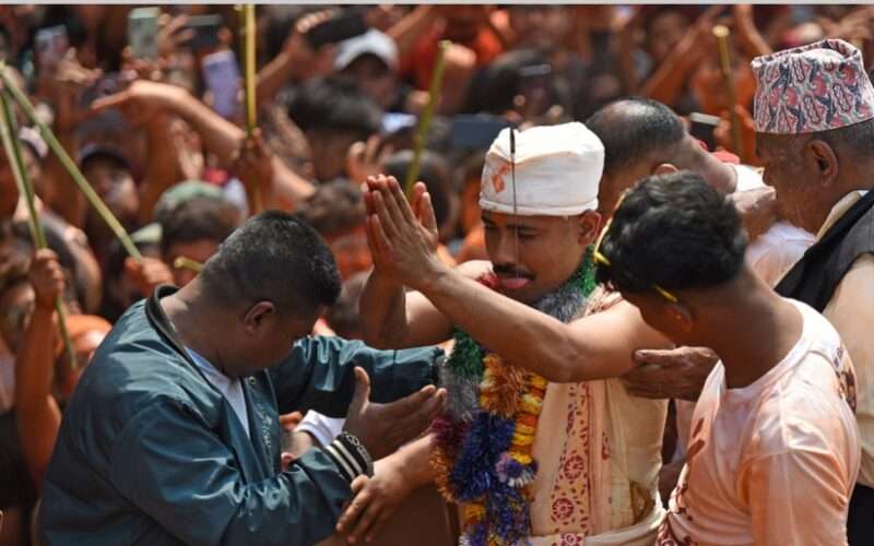 परम्परा अनुसार यस वर्षको बिस्केट जात्रामा पनि जिब्रो छेडियो