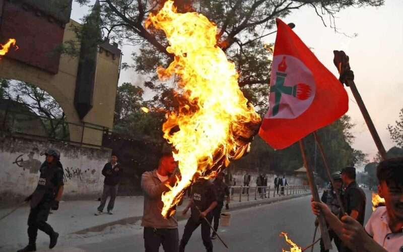 उपप्रधानमन्त्री तथा गृहमन्त्री रवि लामिछानेको पुत्ला दहन