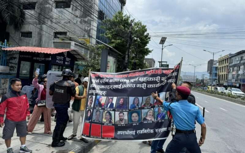 सहकारी पीडितहरुले पोखरामा प्रधानमन्त्रीलाई देखाए कालो झण्डा