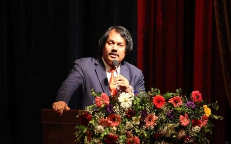 नागरिकले बिरामी हुँदा सिटामोल नपाउने देशमा विदेशमा गएर उपचार गर्ने नेताहरु समाजवादी हुन नसक्ने जनमत पार्टीका अध्यक्ष डा. चन्द्रकान्त राउतको आरोप