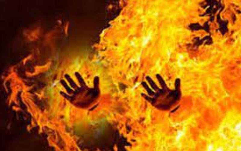 एक पुरुषले श्रीमती र ३ छोरी सहित आफैँमाथि पेट्रोल खनाएर आगो लगाए