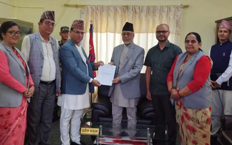 सुदूरपश्चिम प्रदेशका मुख्यमन्त्रीले प्रदेश प्रमुख समक्ष बुझाए राजीनामा