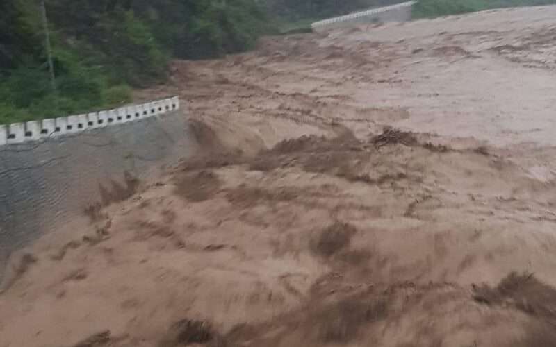 बाढीपहिरो तथा डुबानका कारण २३ सडकका ६३ स्थानमा यातायात पूर्ण रुपमा अवरुद्ध, काठमाडौँ उपत्यका प्रवेश गर्ने सबै नाका बन्द