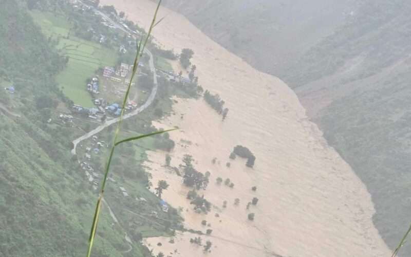 तीन दिनदेखि परिरहेको अविरल वर्षा शनिबार बेलुकादेखि मत्थर हुँदै जाने