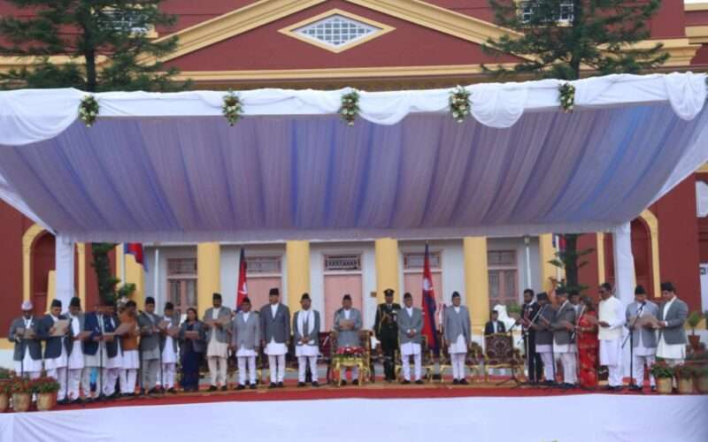 ओली सरकारमा दुई उपप्रधानमन्त्रीसहित २१ मन्त्रीको शपथ