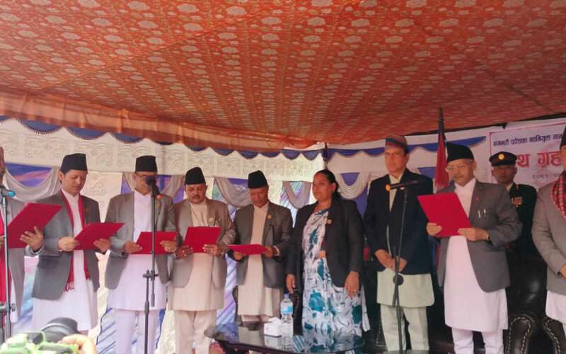 बागमती प्रदेशका नवनियुक्त मुख्यमन्त्री बहादुरसिंह लामासहित १० जना मन्त्रीले लिए पद तथा गोपनीयताको शपथ