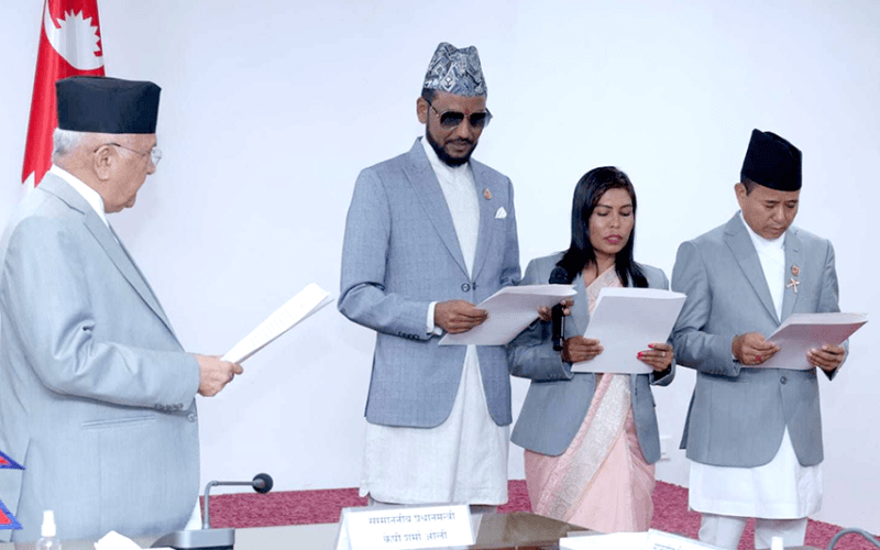 नवनियुक्त तीन राज्यमन्त्रीले लिए शपथ