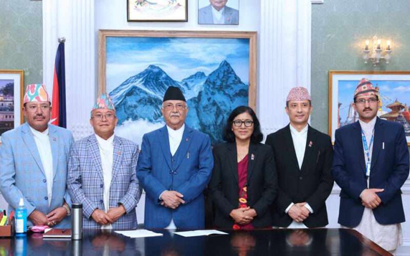 स्थानीय तहका रिक्त पदमा उपनिर्वाचनको तयारीबारे प्रधानमन्त्री र निर्वाचन आयोगका आयुक्तहरुबीच छलफल