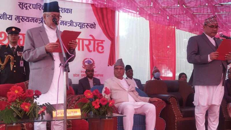 सुदूरपश्चिमका मुख्यमन्त्री कमलबहादुर शाहले लिए पद तथा गोपनीयताको शपथ, १० सदस्यीय मन्त्रिपरिषद् गठन