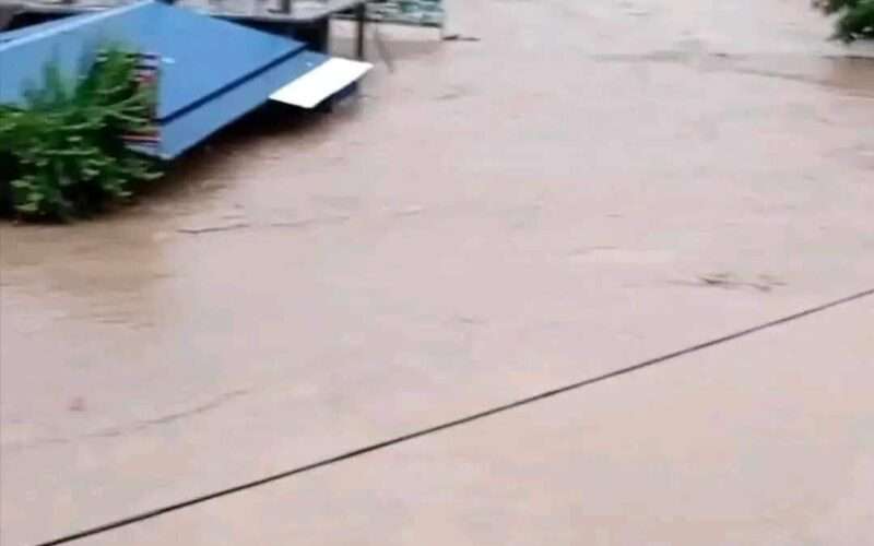 सिन्धुलीको मुलकोट र खुर्कोट बजारमा सुनकोसी नदी पस्यो