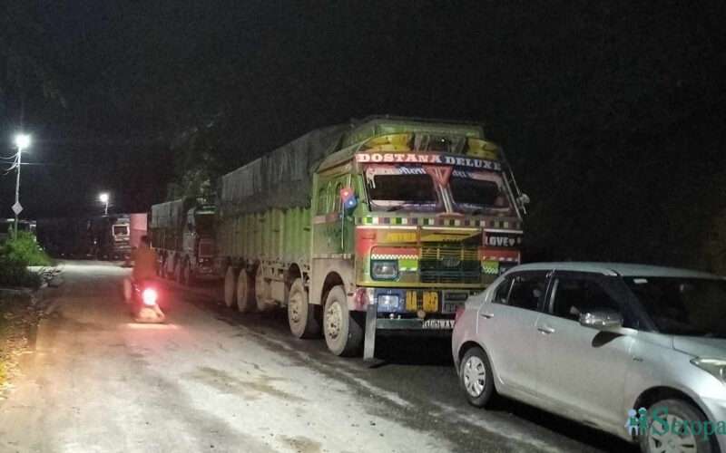 अविरल वर्षाका कारण आएको पहिरोले पृथ्वी राजमार्ग र त्रिभुवन राजपथ अवरुद्ध