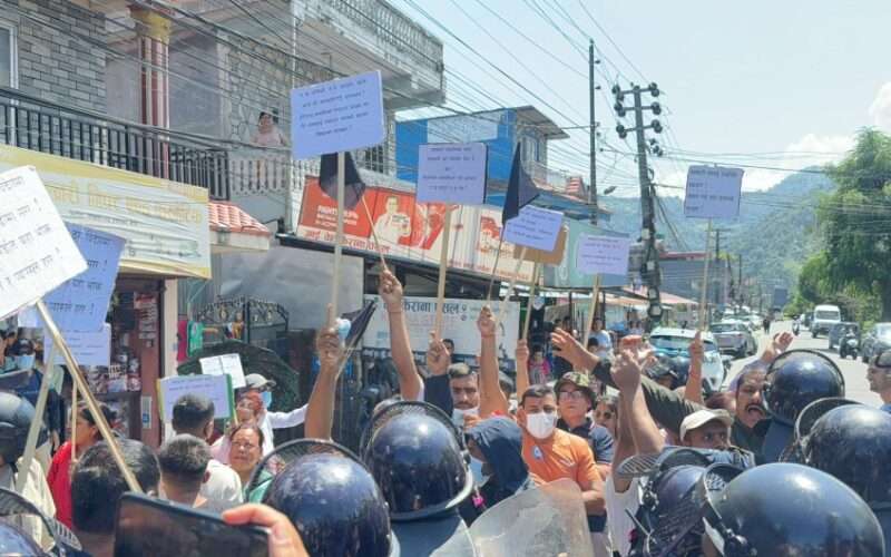 रास्वपा सभापति रवि लामिछानेलाई सहकारीपीडितहरूले देखाए कालो झण्डा