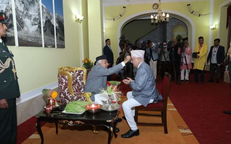 राष्ट्रपति रामचन्द्र पौडेलको हातबाट प्रधानमन्त्री केपी शर्मा ओलीले  लगाए टीका