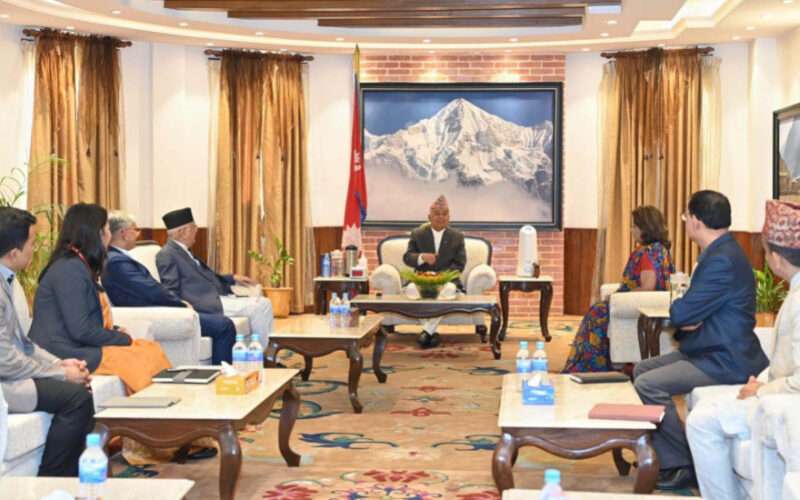 राष्ट्रपति रामचन्द्र पौडेलसँग प्रधानमन्त्री केपी शर्मा ओलीको भेट, युवालाई देशमै बस्ने अवस्था सृजना गर्न राष्ट्रपतिको सुझाव