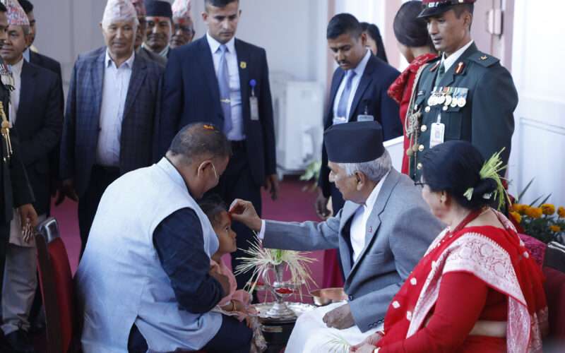 राष्ट्रपति रामचन्द्र पौडेलबाट सर्वसाधारणलाई टीका र जमरा प्रदान