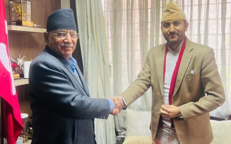 सञ्चारमन्त्रीसँग छलफलमा प्रचण्ड: तोकिएकै मितिमा चुनाव हुनुपर्छ