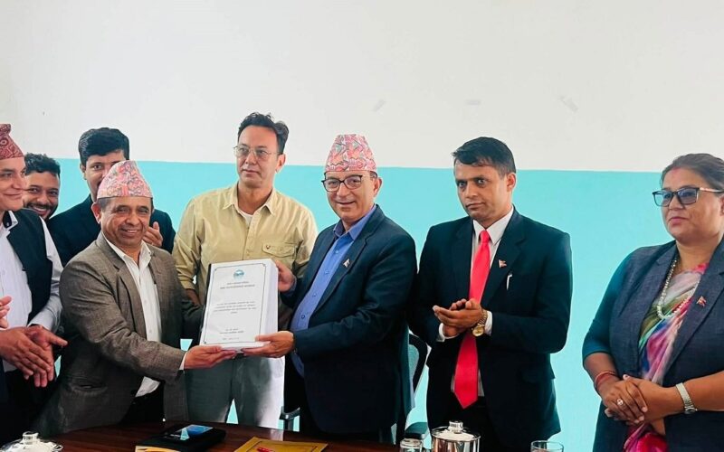 पोखरा बसपार्कका सुकुमबासीबारे अध्ययन प्रतिवेदन नगर प्रमुखलाई बुझाइयो