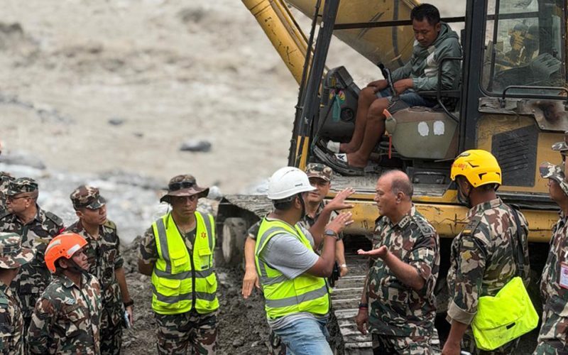 टनेल उद्धार कार्यको अनुगमनमा प्रधानसेनापति सिग्देल